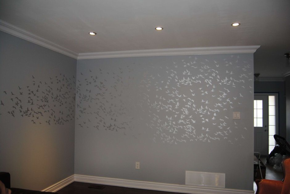 Серебристая краска для стен в интерьере