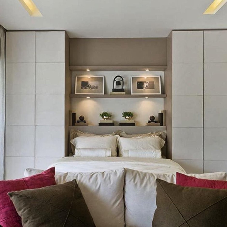 Кровать между шкафами