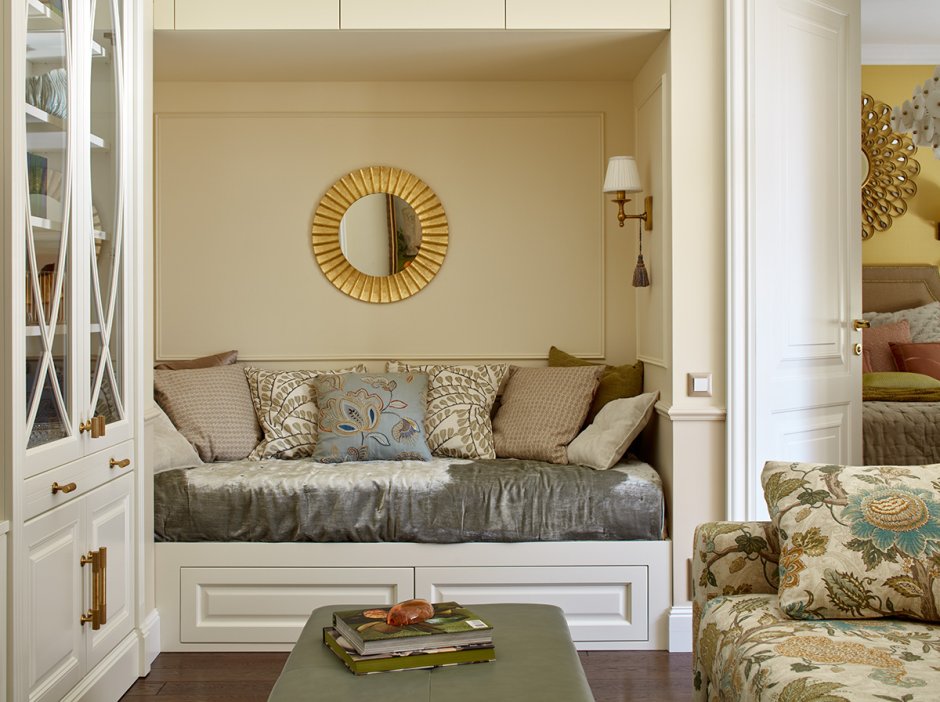 Диван в нише в гостиной