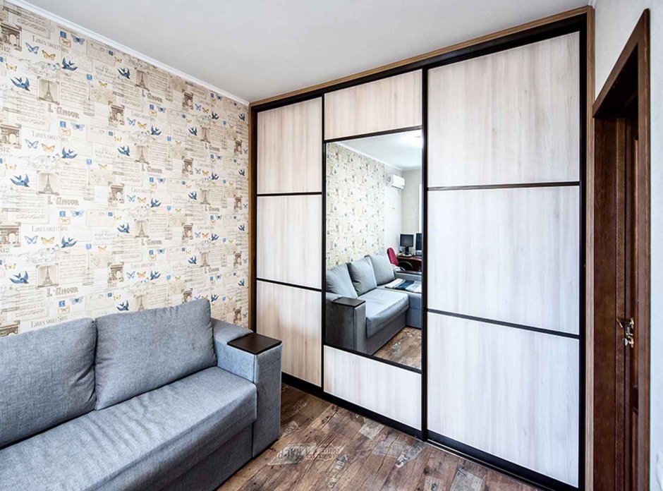 Комната со шкафом купе и диваном