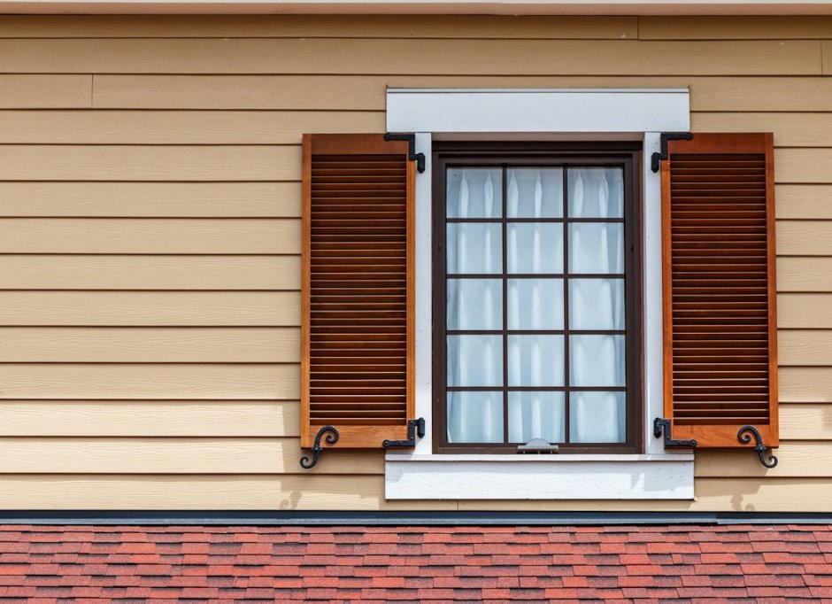 Коричневые ставни деревянные