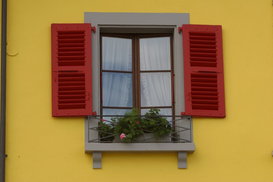Ставни красного цвета