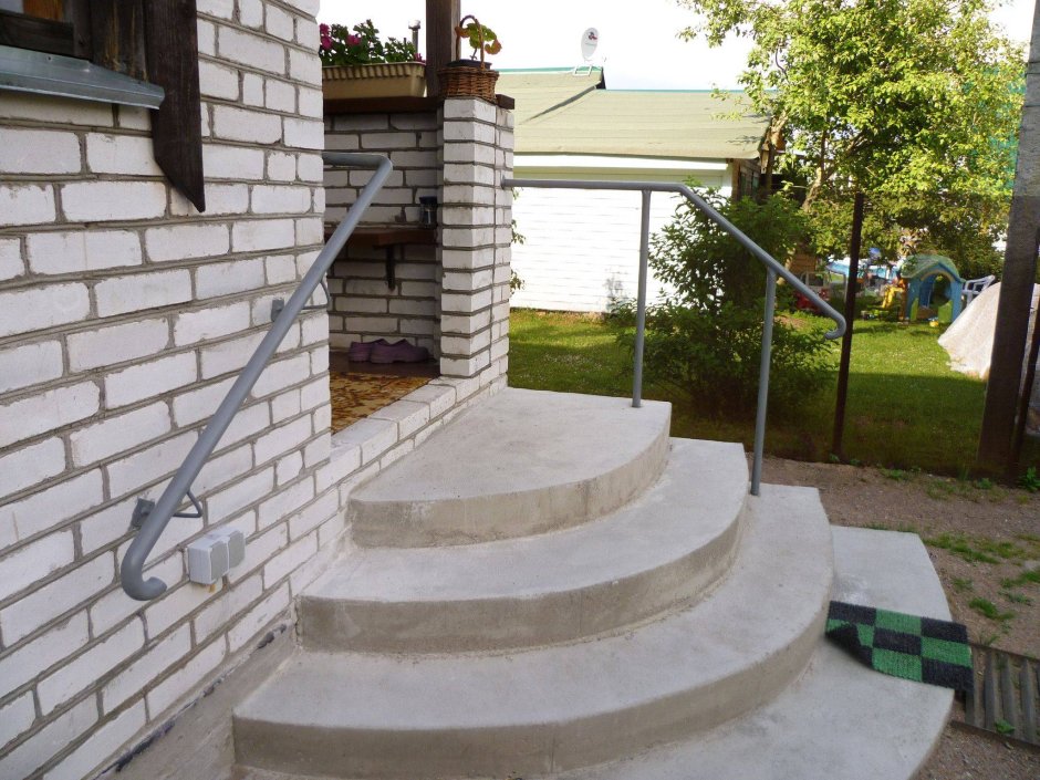 Ступеньки перед домом