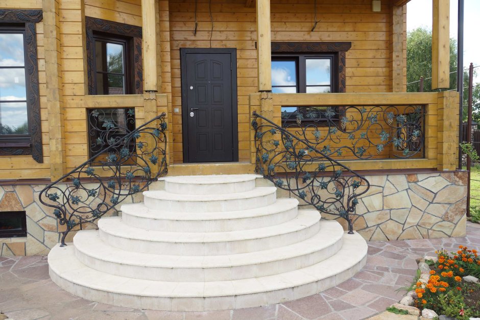 Перила на полукруглом крыльце