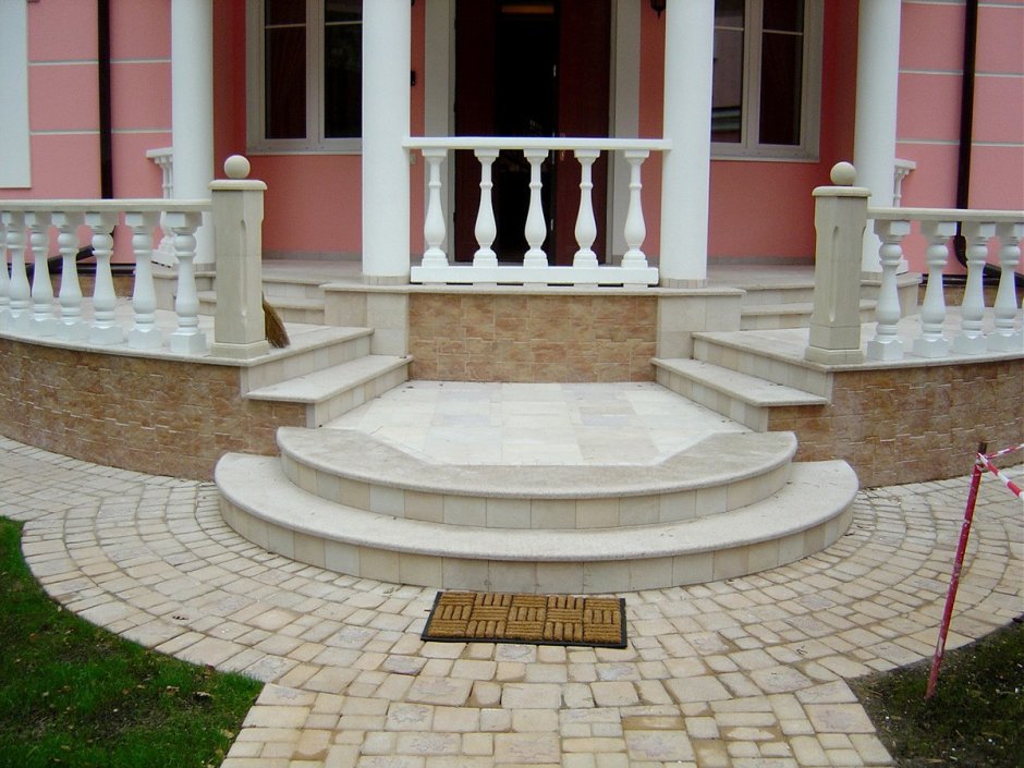 Входные ступеньки в дом