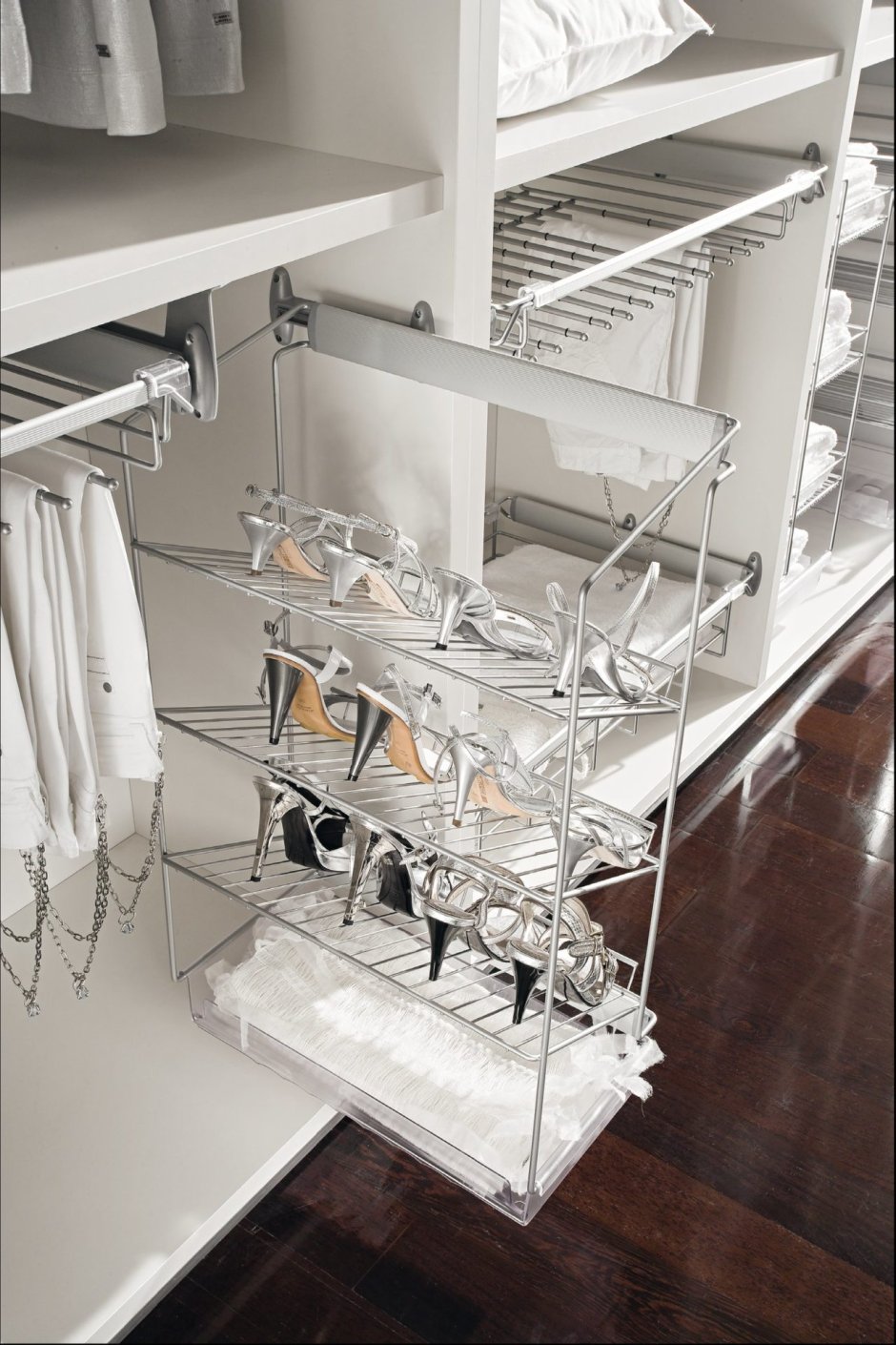 Полки для обуви в гардеробе