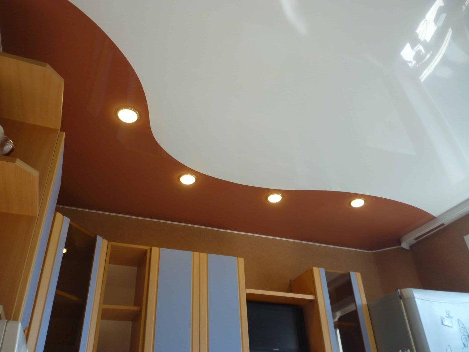 Двухцветные натяжные потолки на кухне