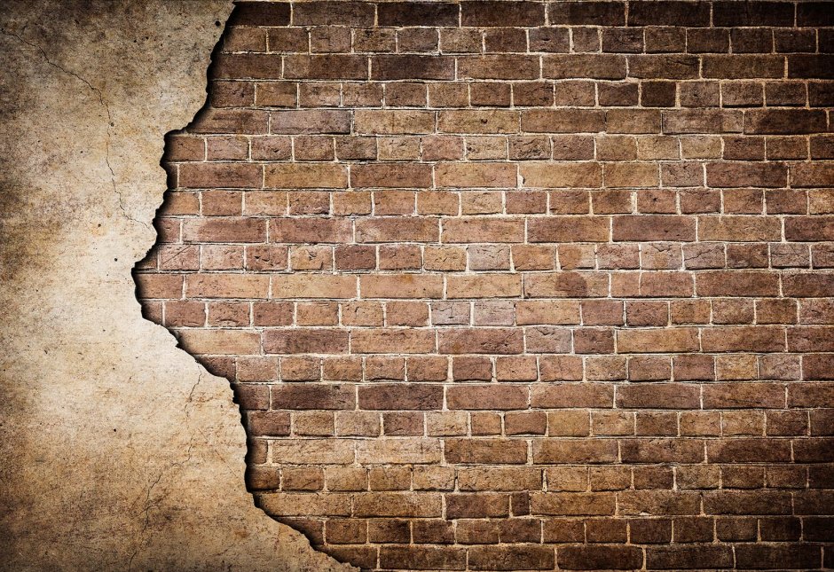 Кирпичная стена с обвалившейся штукатуркой