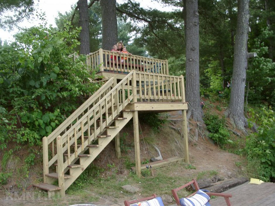 Деревянная лестница на склоне