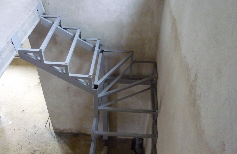 Металл каркас лестницы с забежными ступенями