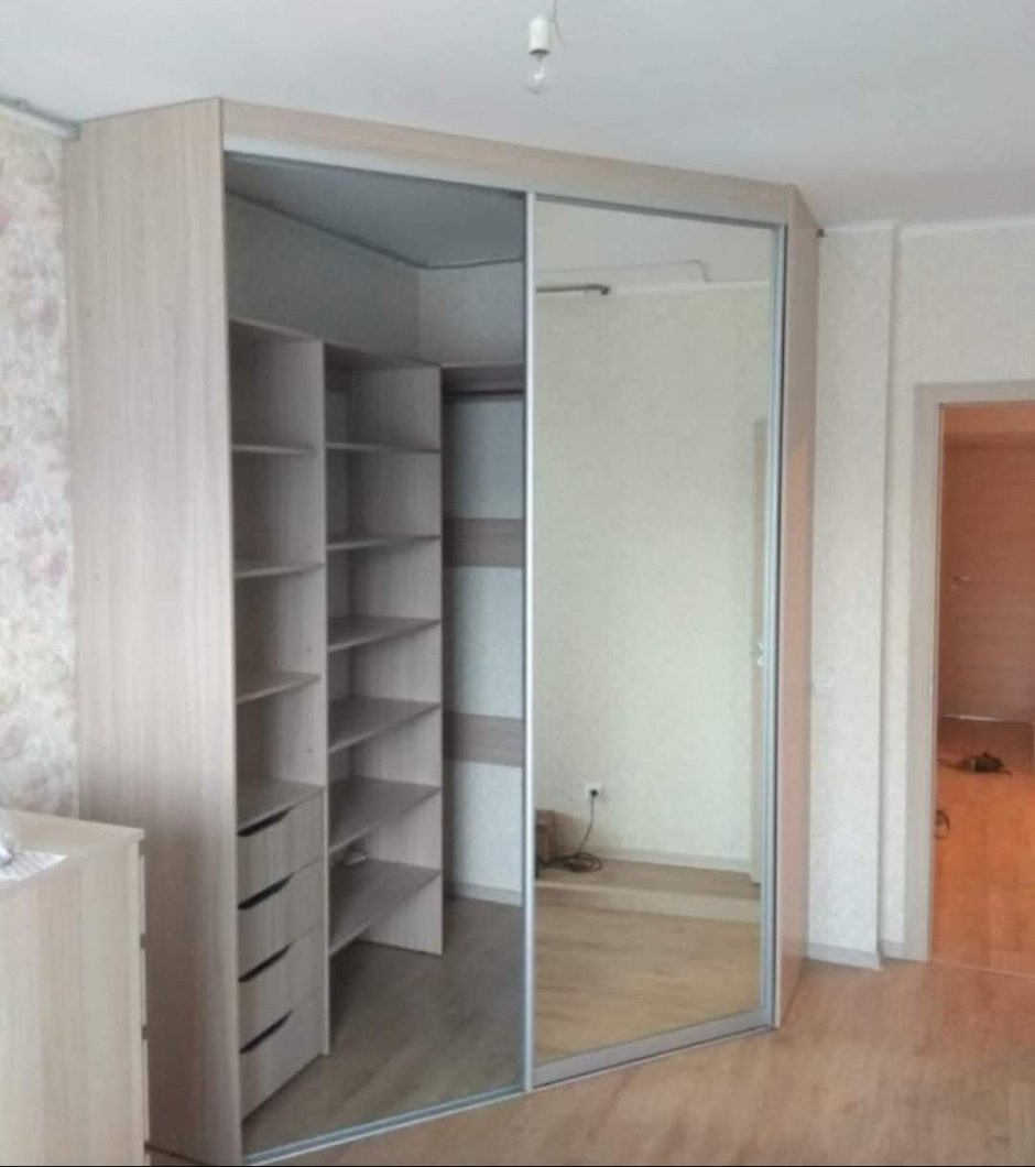Угловая гардеробная в спальне