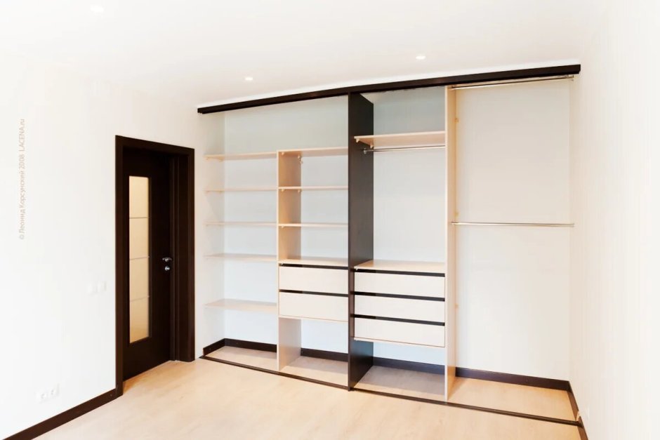 Встроенный стеллаж в нишу