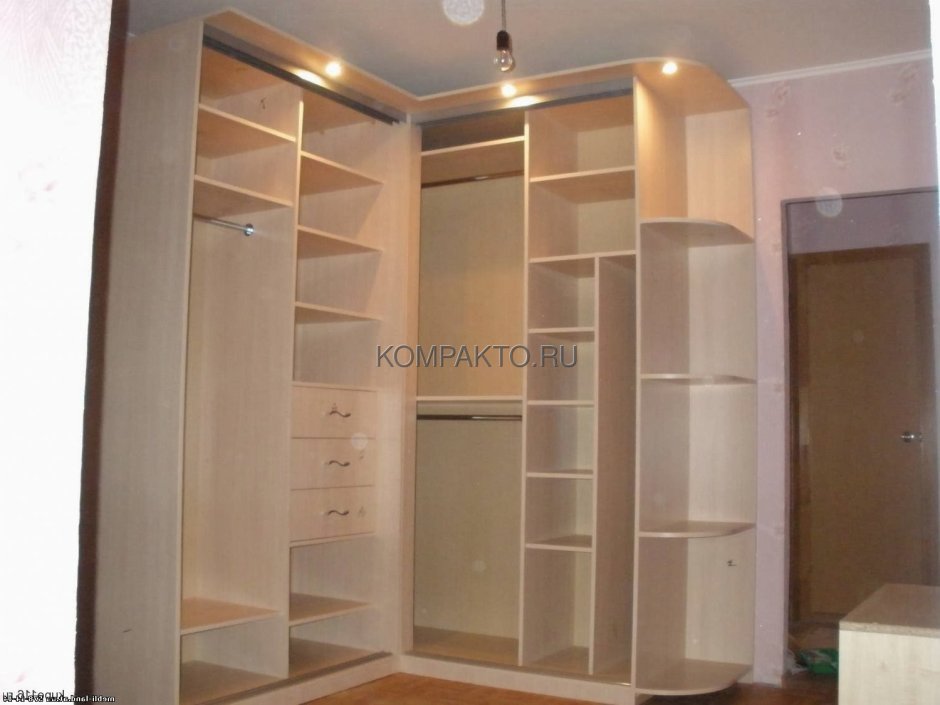 Шкаф-купе угловой внутри