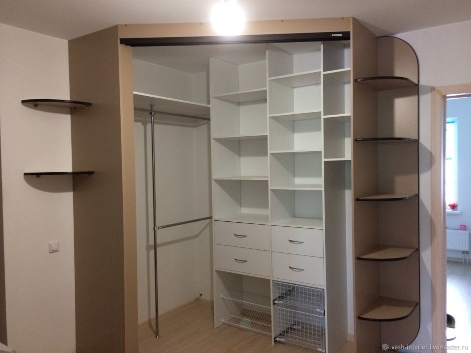 Встроенный угловой шкаф купе