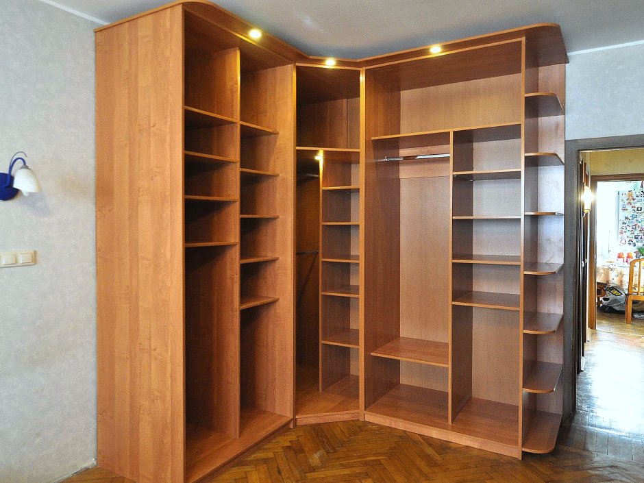 Шкаф-купе угловой внутри