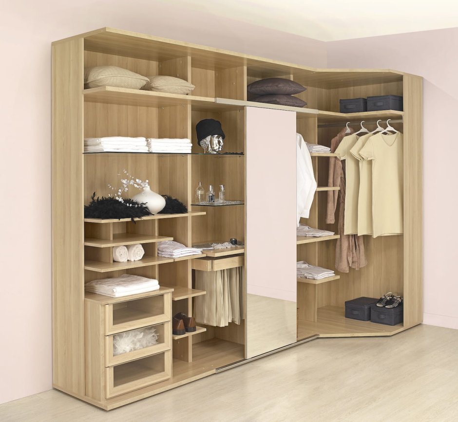 Угловая гардеробная с полочками