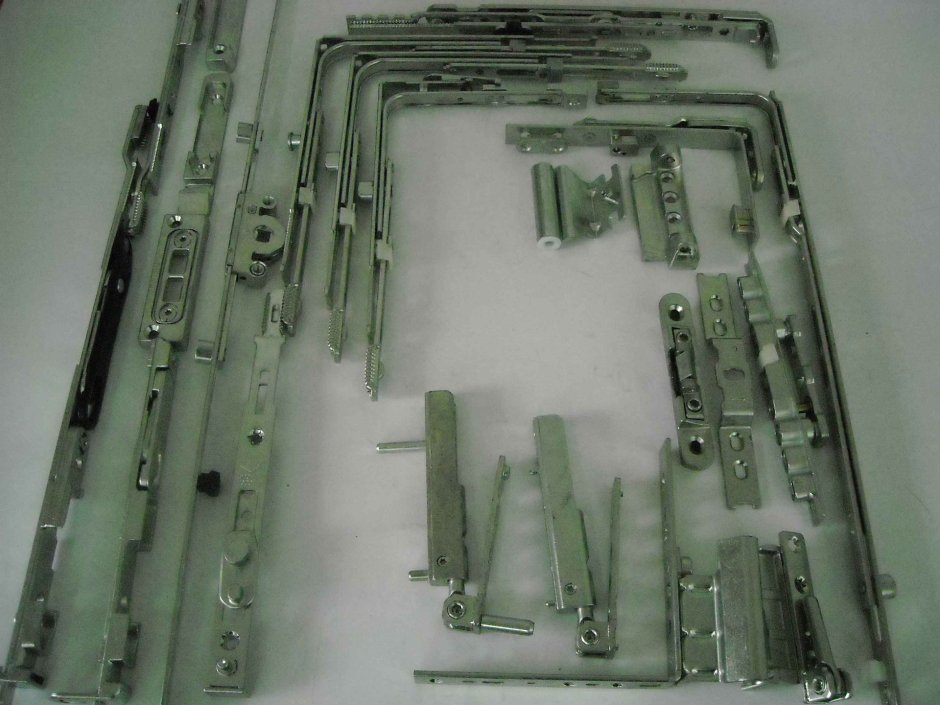 Верхняя петля на окно Рехау