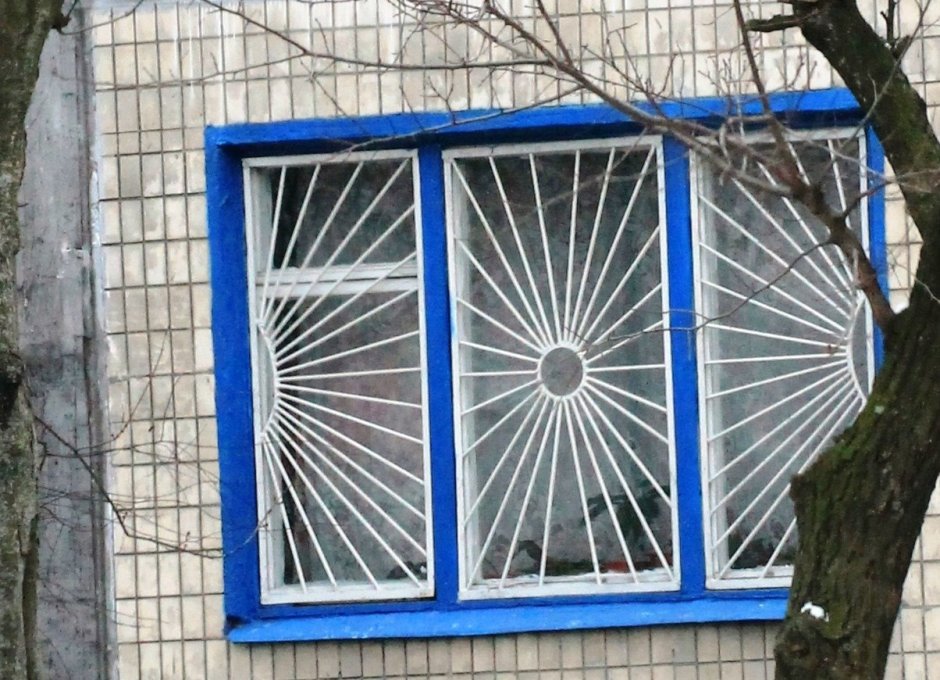 Советские решетки на окнах солнышко