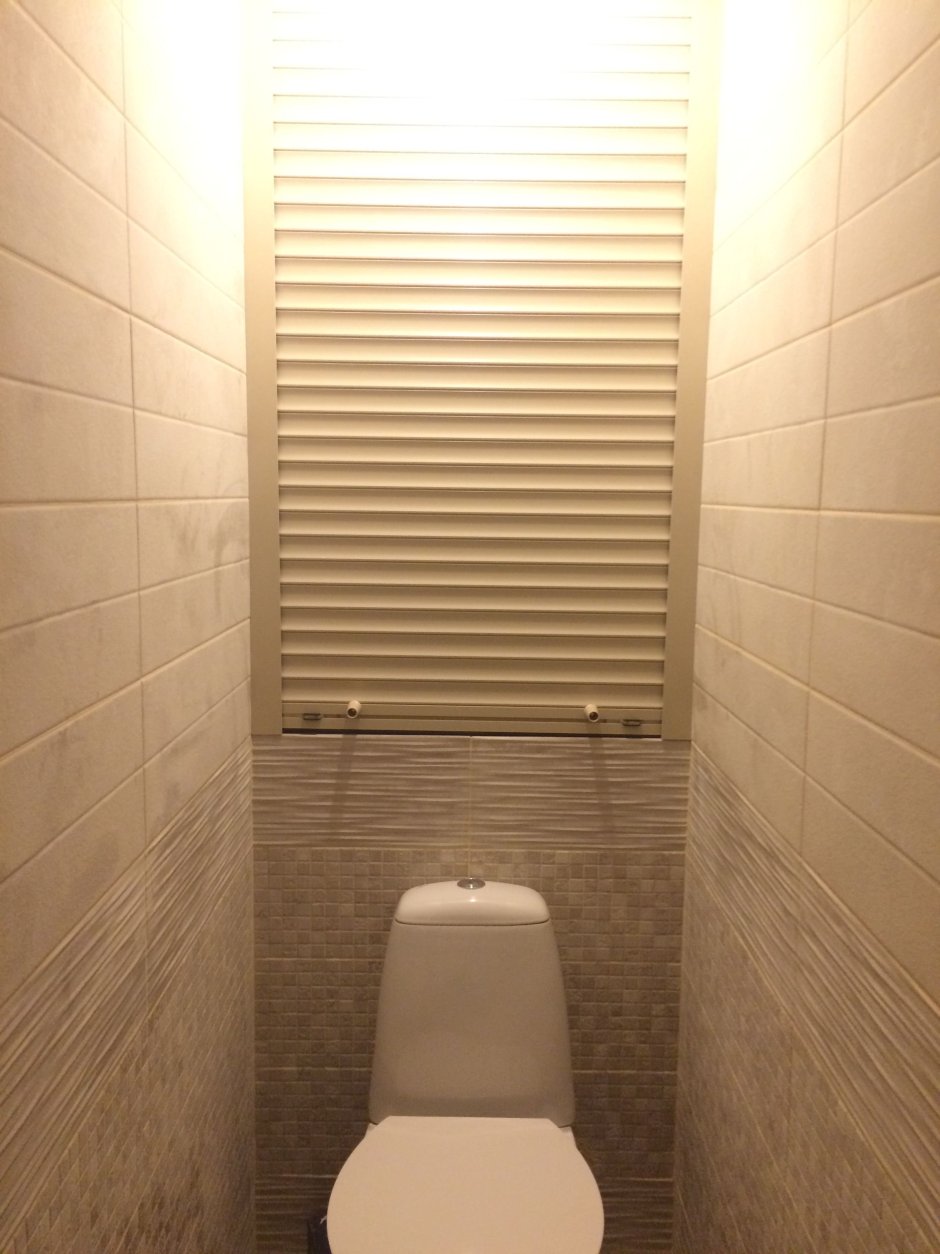 Жалюзи в туалете за унитазом