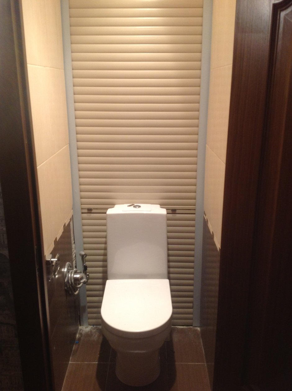 Жалюзи в туалет за унитазом с кирпичами