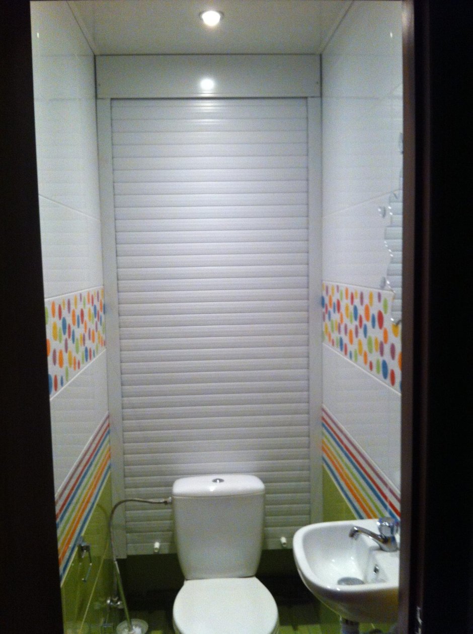 Горизонтальные жалюзи в туалет