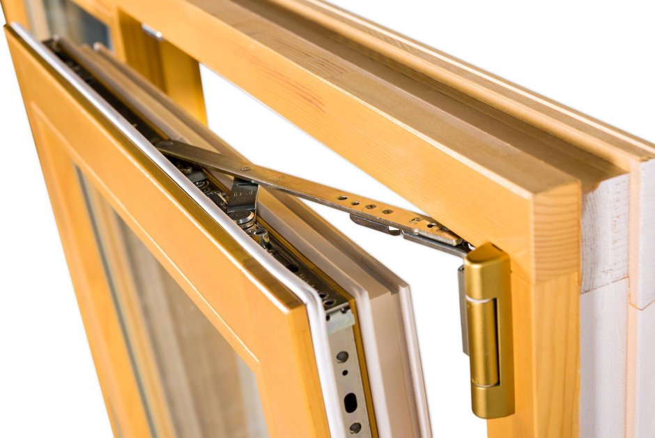 Фурнитура Siegenia на окнах из дерева