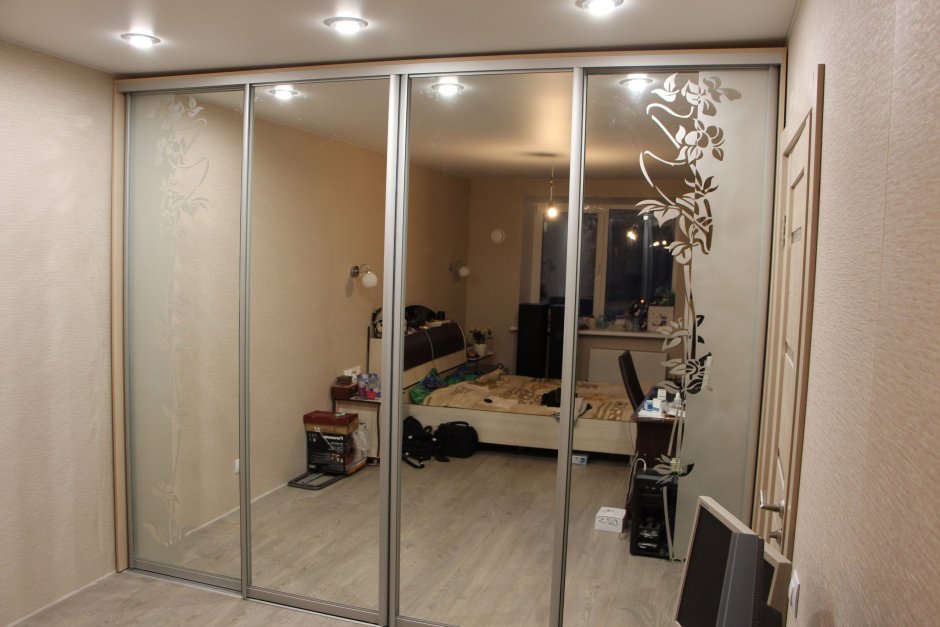 Шкаф купе 4 двери с зеркалом