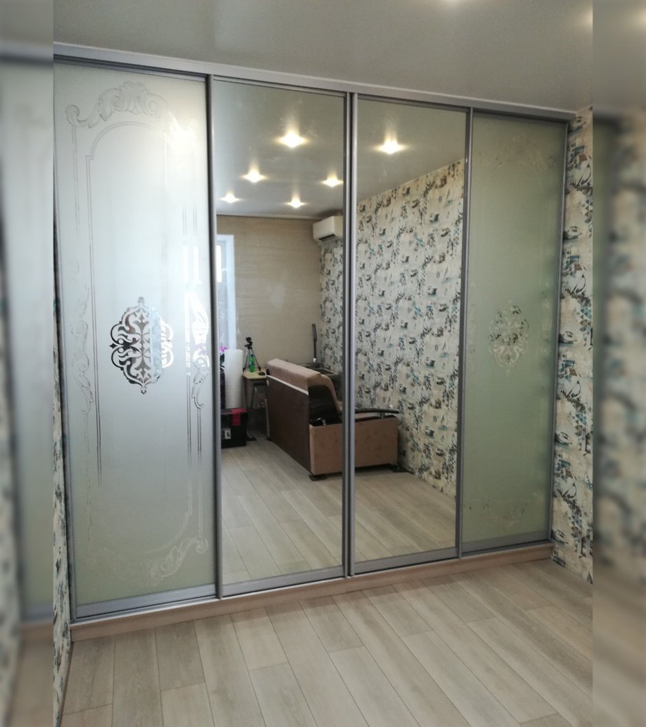 Шкаф купе четырехдверный с зеркалом