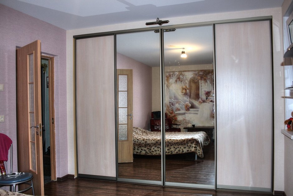 Шкаф купе четырехдверный с зеркалом