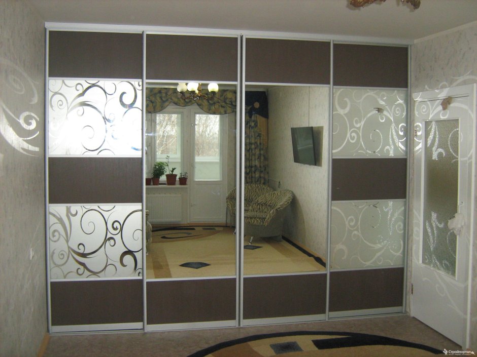 Шкаф купе четырехдверный с зеркалом