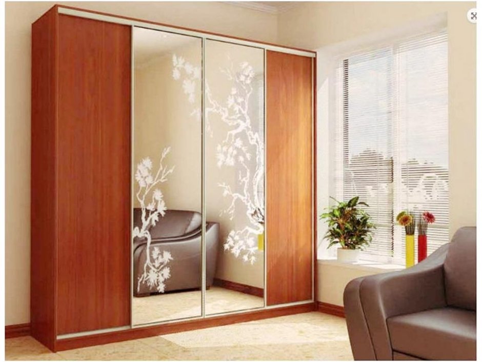 Шкаф четырёхдверный с зеркалом