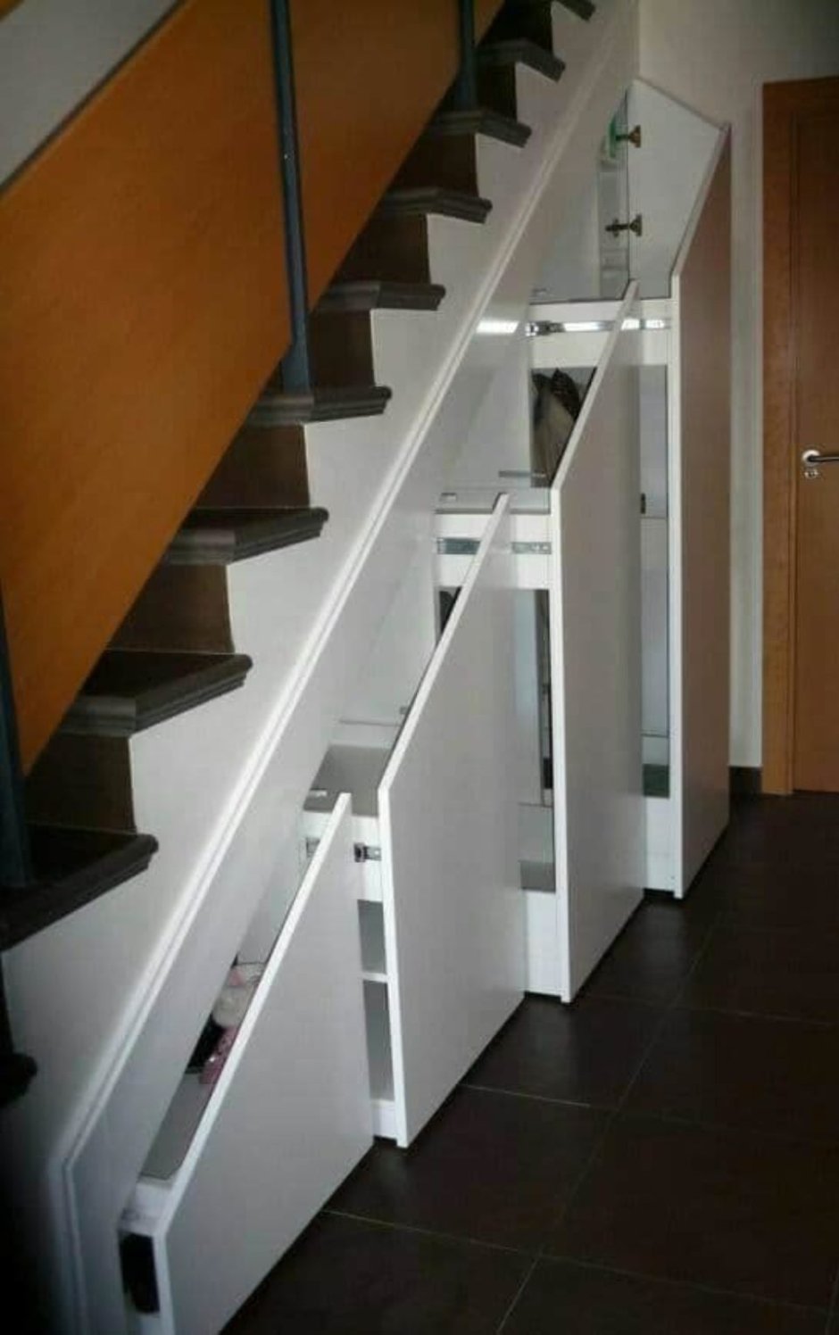 Выдвижные шкафы под лестницей