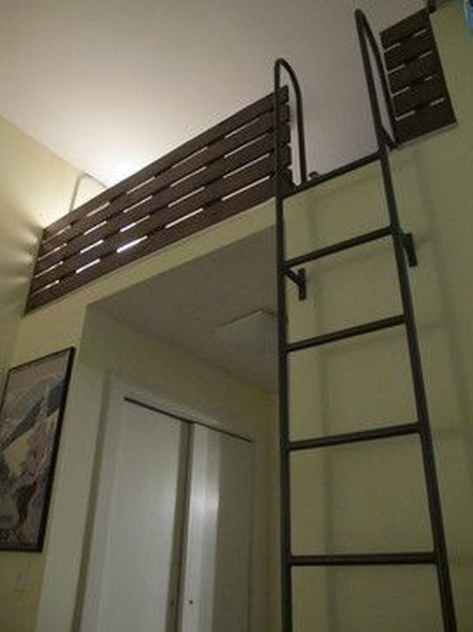 Приставная лестница на антресольный этаж