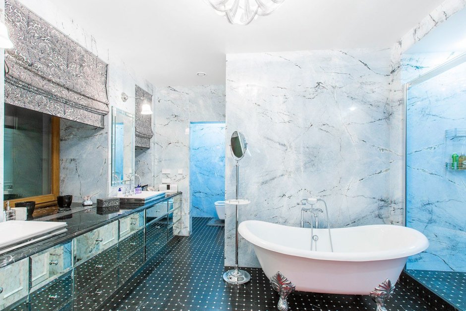 Голубая мраморная ванная комната