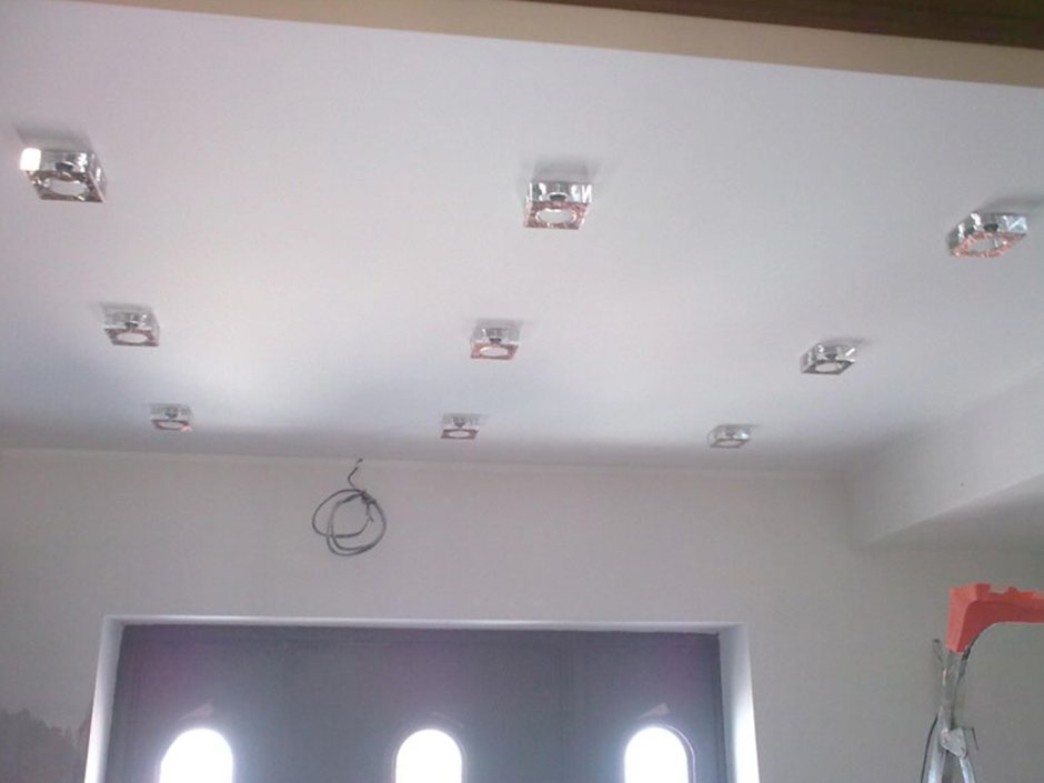 Современные светильники для натяжных потолков