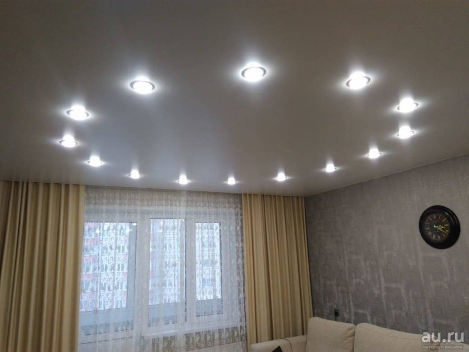 Потолок с лампочками