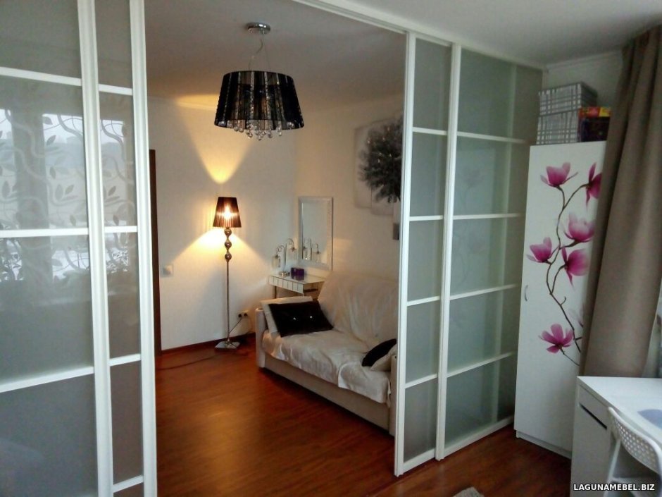 Зонирование комнаты шкафом купе