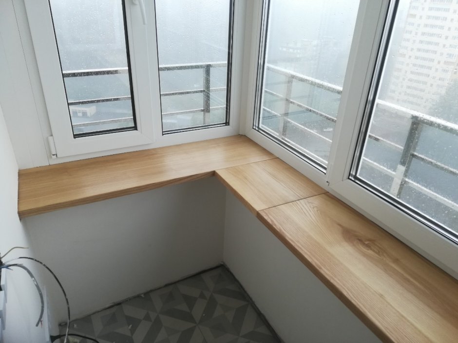 Деревянный подоконник на балконе