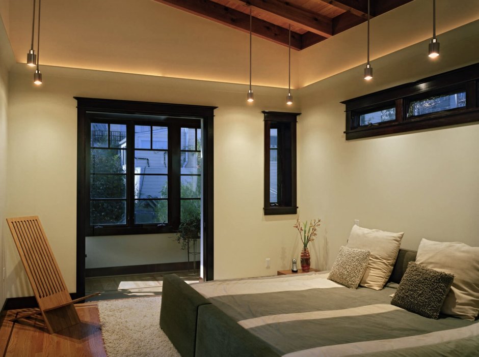 Панорамное окно в комнате с балконом