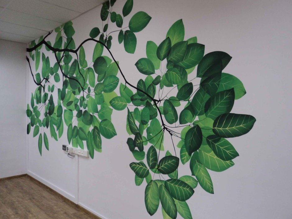 Зеленые листья на стене
