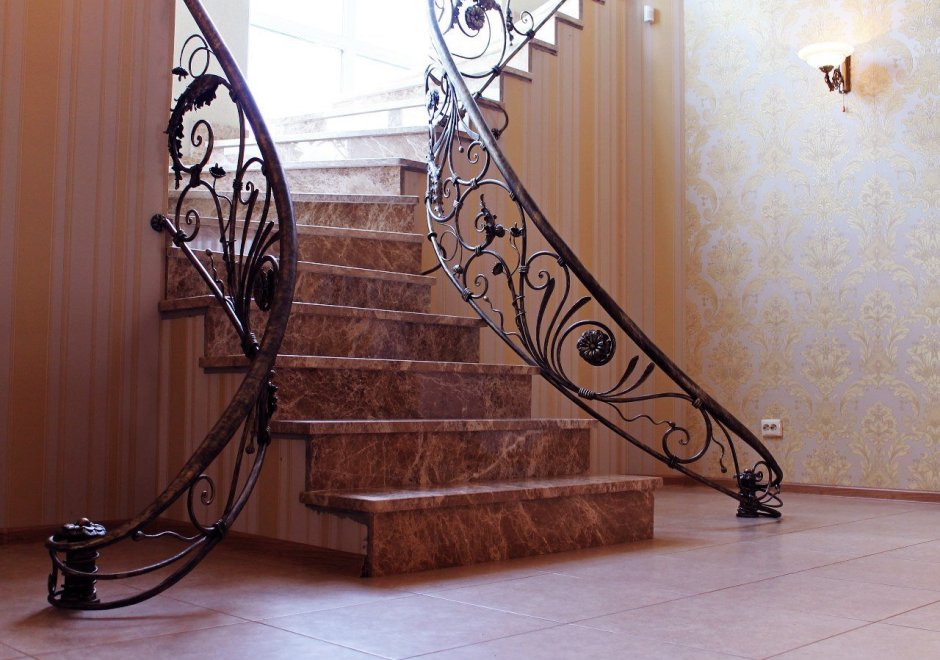 Красная кованая лестница