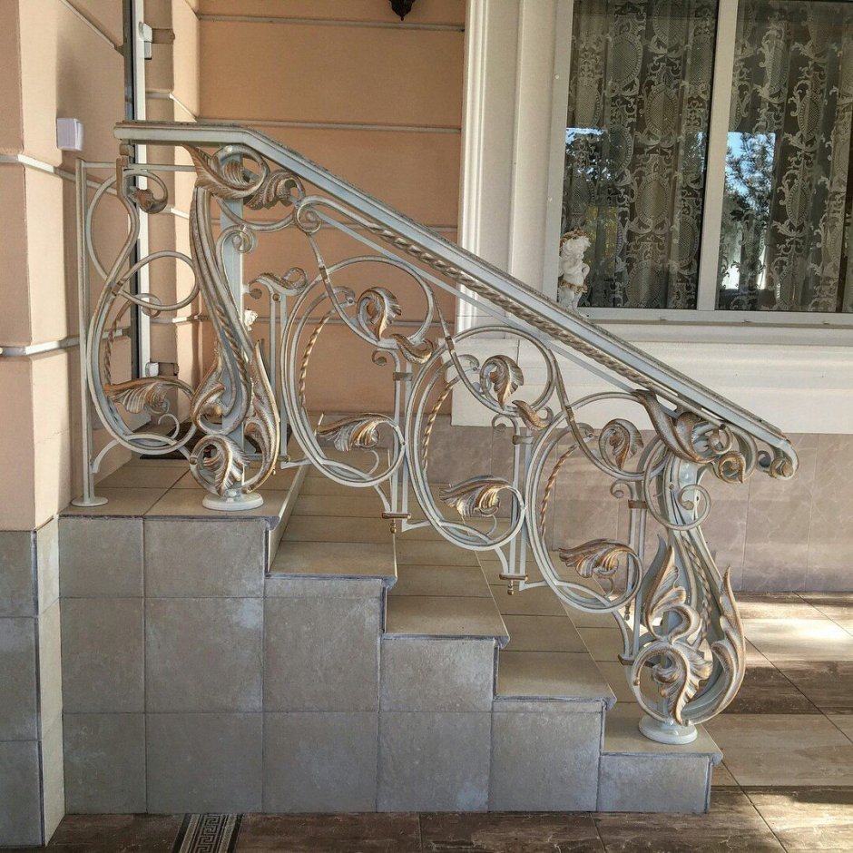 Белая ковка крыльцо