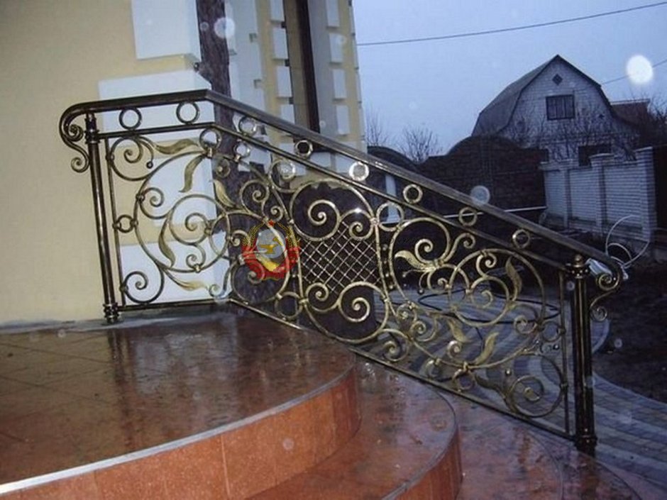 Кованые перила на деревянной лестнице