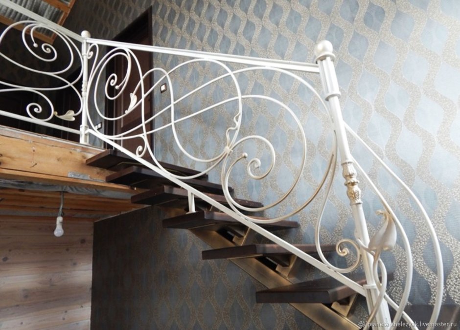 Винтовая лестница на больцах