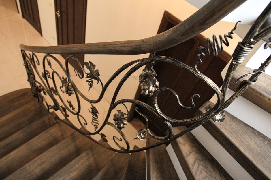 Кованые перила для лестницы в частном доме