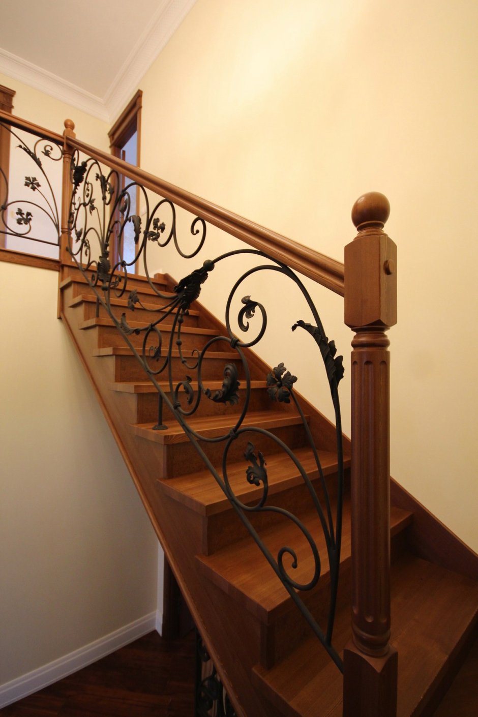 Кованная лестница в подъезде