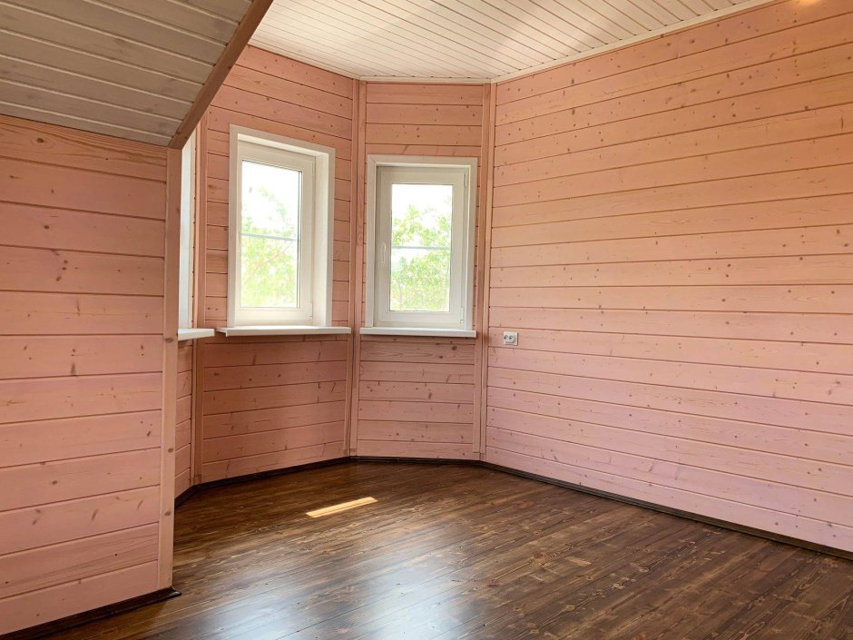 Брус на стене в интерьере