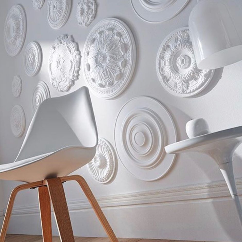 Декор стен потолочными розетками