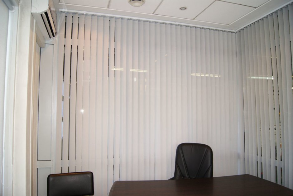 Жалюзи на потолок вертикальные