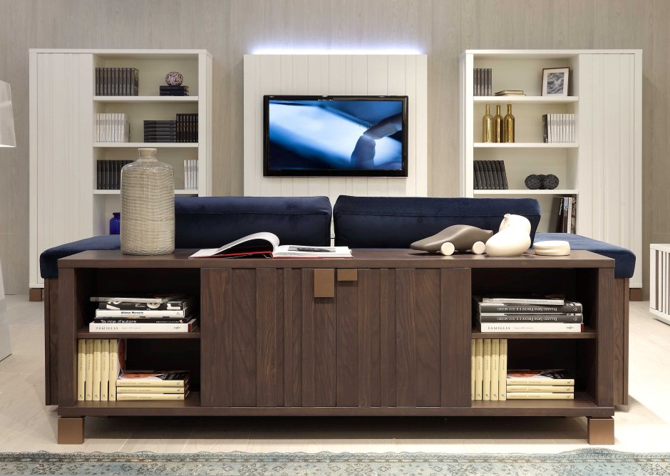 Стеллаж за спинкой дивана